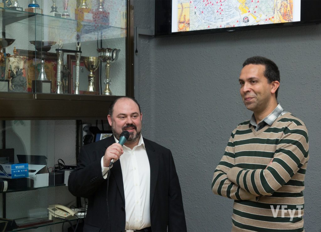 Óscar García, presidente de la falla Lleons-Poeta Mas i Ros presentando a Javier Mozas.