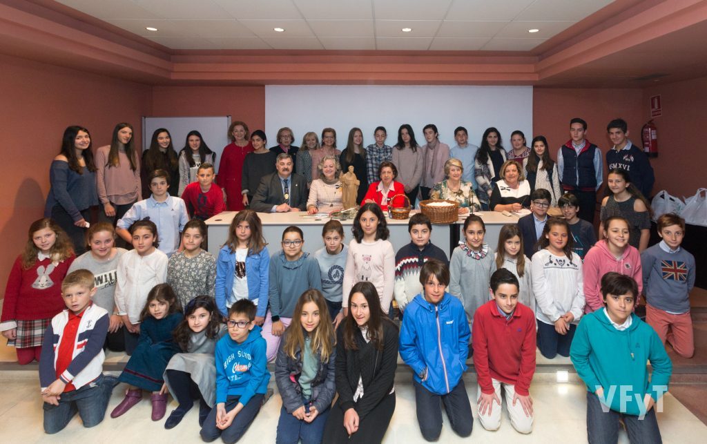 Participantes en el Concurso sobre la Vida y la Obra de San Vicente Ferrer, organizado por la Asociación de Damas.