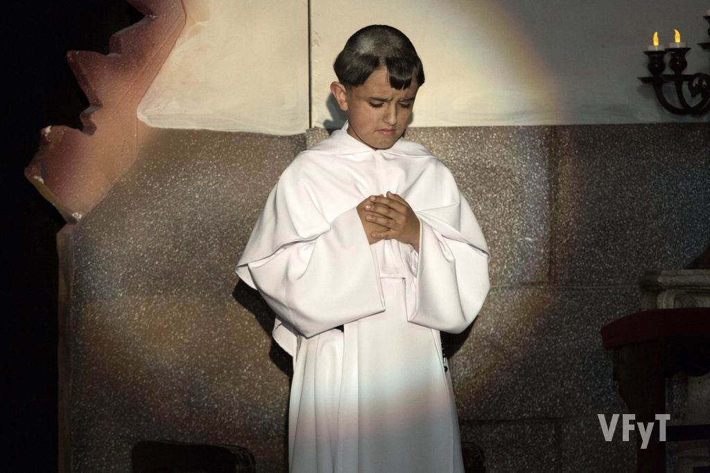 Dani Doménech como San Vicente anciano en L' última confessió con el Altar del Tossal. Foto de Mano0lo Guallart.