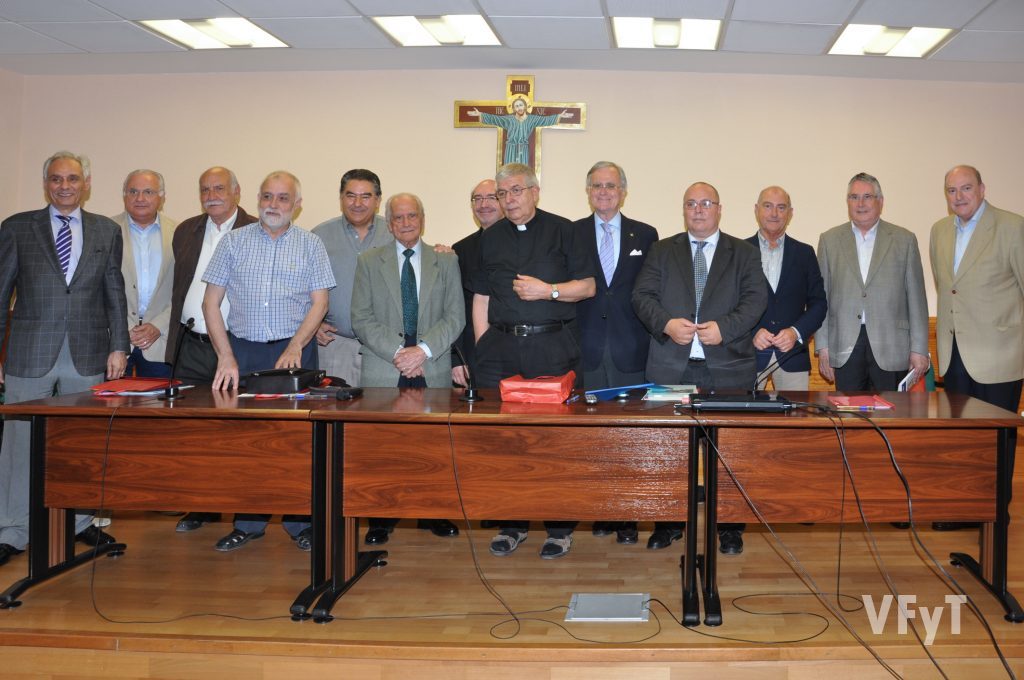 Personas relevantes de las fiestas y tradiciones valencianas, así como varios representantes municipales, acompañan a Manolo Guallart en la clausura del coloquio.