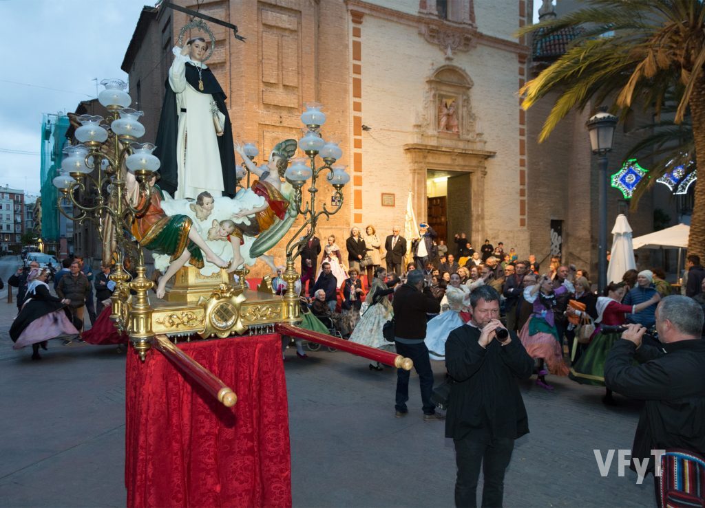 Llegada de la imagen del Altar de Russafa a la parroquia de San Valero, recibida por grupo de danzas de la asociación.