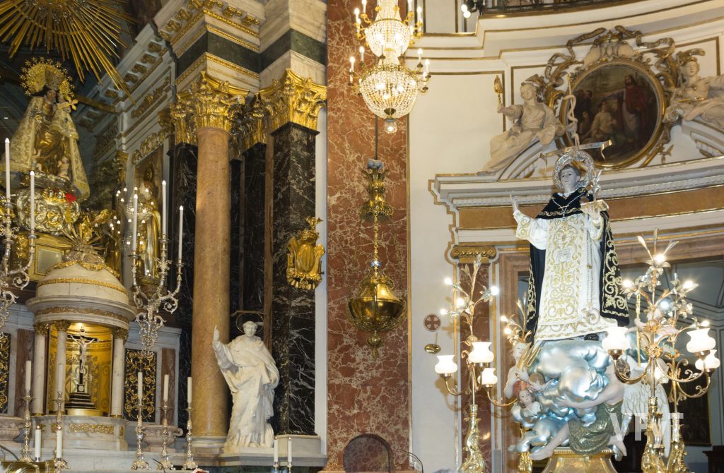 El encuentro de San Vicente Ferrer del Altar del Tossal con la Virgen de los Desamparados en la Basílica.