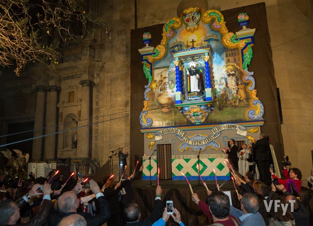 La subida del santo en el nuevo altar de la asociación San Vicente Ferrer del Carmen.