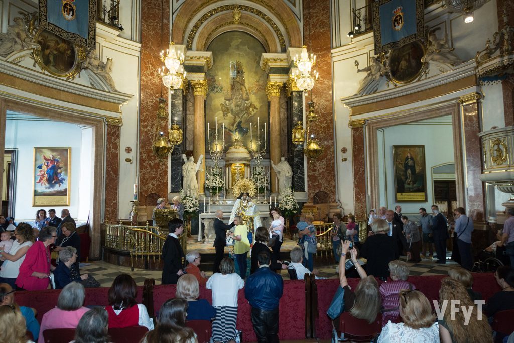 Besamano popular a la Virgen de los Desamprados en la Basílica. Foto de Manolo Guallart.