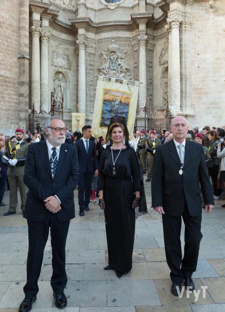 Miembros de la asociación vicentina de La Eliana en la procesión general, con su Clavariesa Mayor Antonia Ten.