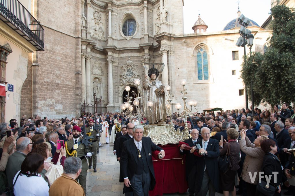 La imagen de San Vicente Ferrer es portada por los Caballeros Jurados en la procesión vespertina.