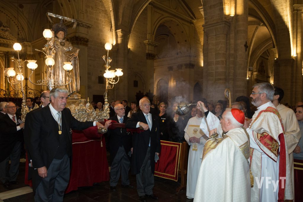 Incienso y devoción tras la procesión de San Vicente Ferrer presidida por el arzobispo de Valencia, cardenal Antonio Cañizares.