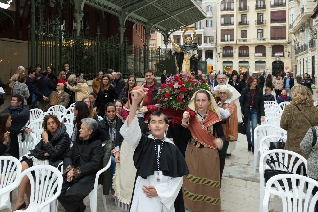 Lllegada de la imagen de San Vicente Ferrer al Mercado de Colón para la subida al altar de la asociación.