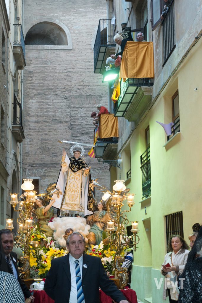 Tradicional encuentro entre la imagen de San Vicente Ferrer del Mocadoret en procesión con el 'Negret', San Vicente Ferrer del Mercat al paso por la sede de éste.