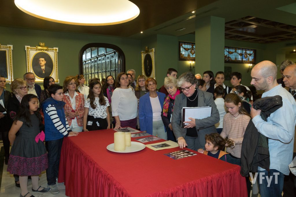 Visita al Colegio Notarial de Valencia de los niños participantes en el Concurso sobre la Vida de San Vicente Ferrer, organizado por la Asociación de Damas, con motivo de la entrega de los premios.
