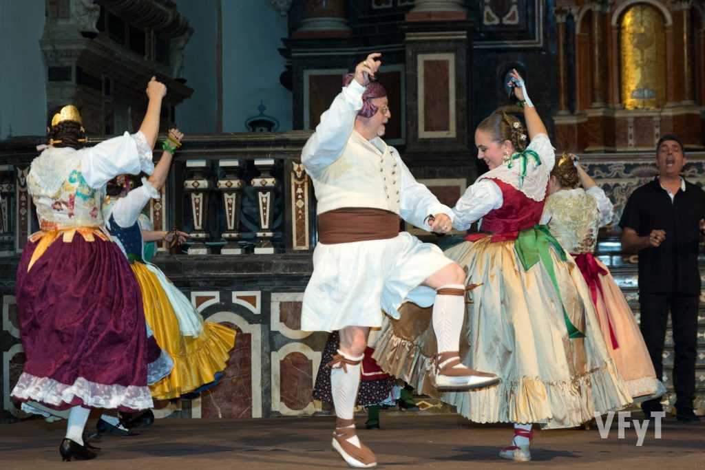 José Olmos (centro) bailando durante la actuación.