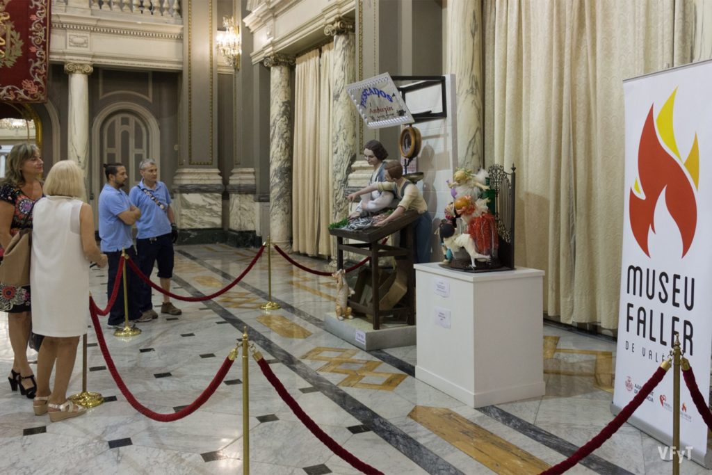 Visitantes al Ayuntamiento de Valencia admirar los Ninots Indultats.