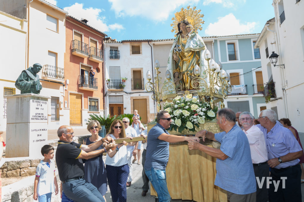 La Virgen ante la escultura de Fray Pedro Vives, autor del Catecismo Breve de la Doctrina Cristiana.