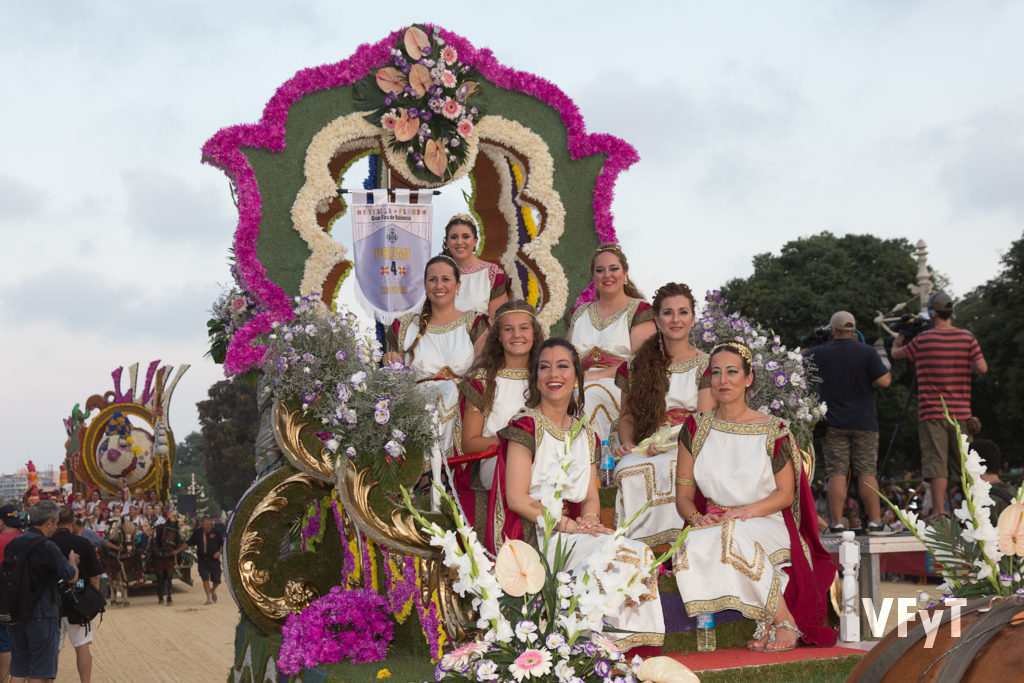 La carroza de Lo rat Penat, con Noelia Durban ('Regina dels Jocs Florals') y su 'Cort d´Amor'