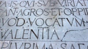 Inscripción romana en la plaza de la Virgen. Ruta 'Mitos y leyendas a la luna de Valencia'.