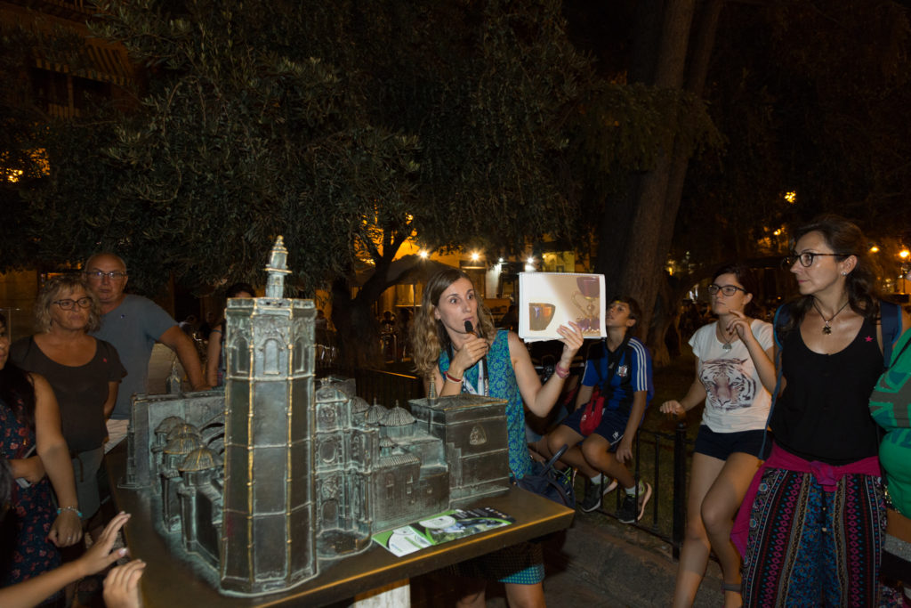 Explicando el Santo Cáliz junto a la catedral de Valencia en la ruta 'Mitos y leyendas a la luna de Valencia'.