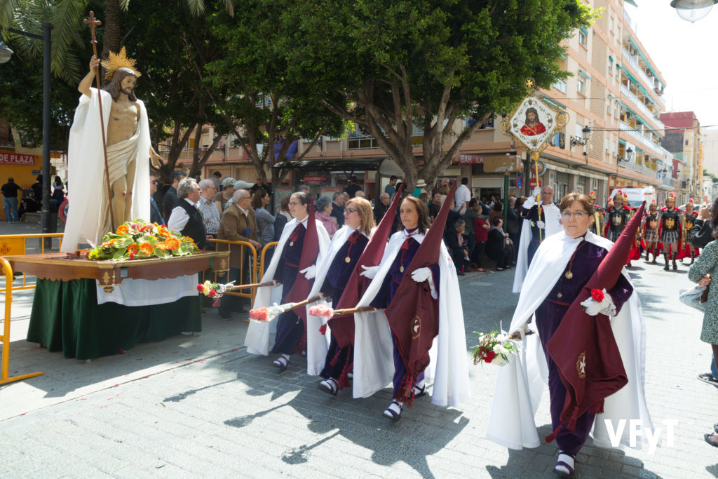 El Desfile de Resurrección de la Semana Santa Marinera a su paso por la parroquia de los Ángeles en el Cabanyal. Foto de Manolo Guallart.