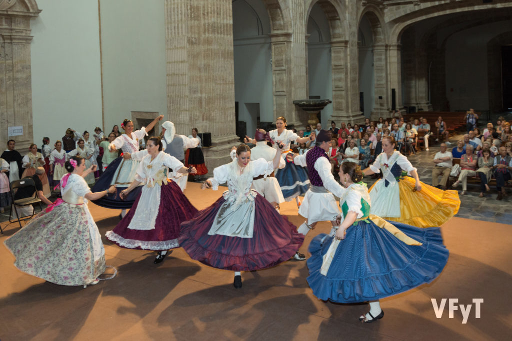 Celebrando 30 años desde la fundación del Grup de Danses del Altar de San Vicent Ferrer de Russafa en San Miguel de los Reyes. Foto de Manolo Guallart.