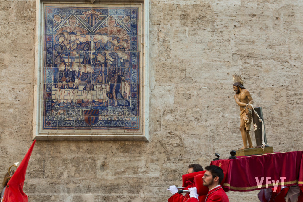14.-La imagen de la Cofradía de Jesús en la Columna a su paso, el Miércoles Santo, por la iglesia de San Esteban. Foto de Manolo Guallart.