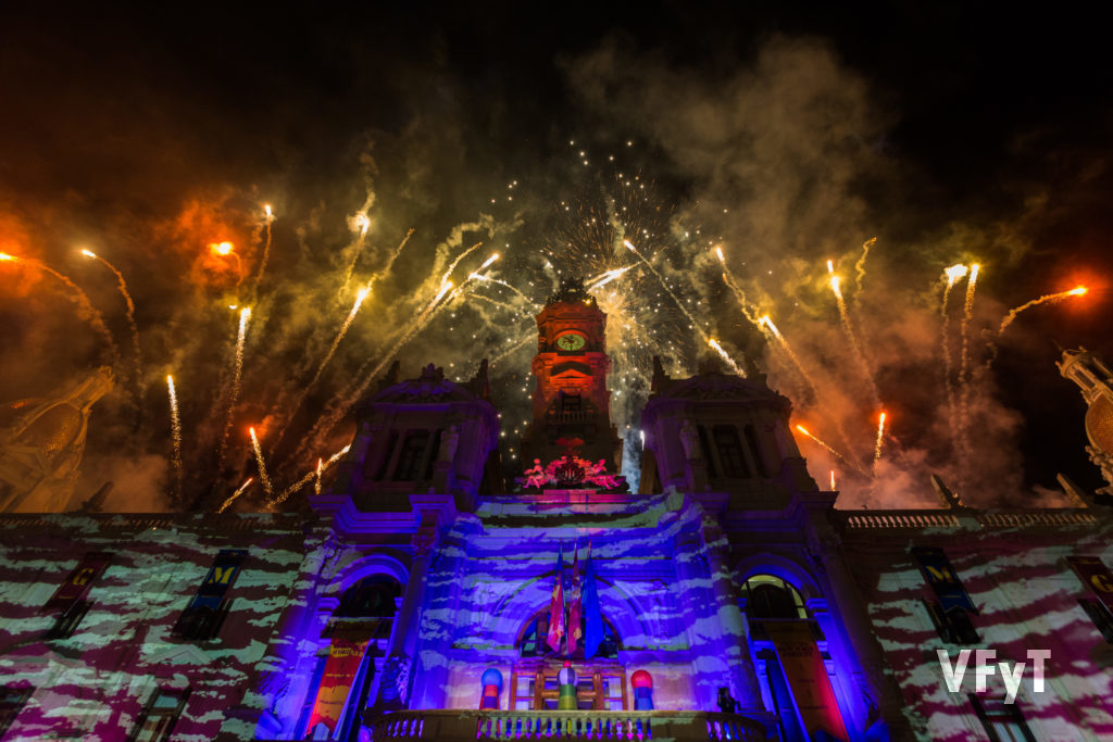 Piromusical festivo sobre el Ayuntamiento de Valencia al finalizar la cabalgata de los Reyes Magos. Foto de Manolo Guallart.