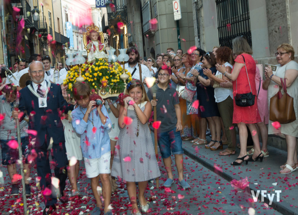 5.-El "Jesuset" de la parroquia de la Santa Cruz en la procesión de la Virgen del Carmen por la calle de Caballeros. Foto de Manolo Guallart.