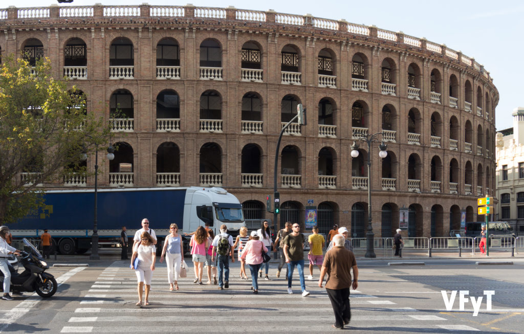La Plaza de Toros de Valencia en la ronda que marca el centro histórico con el Ensanche.