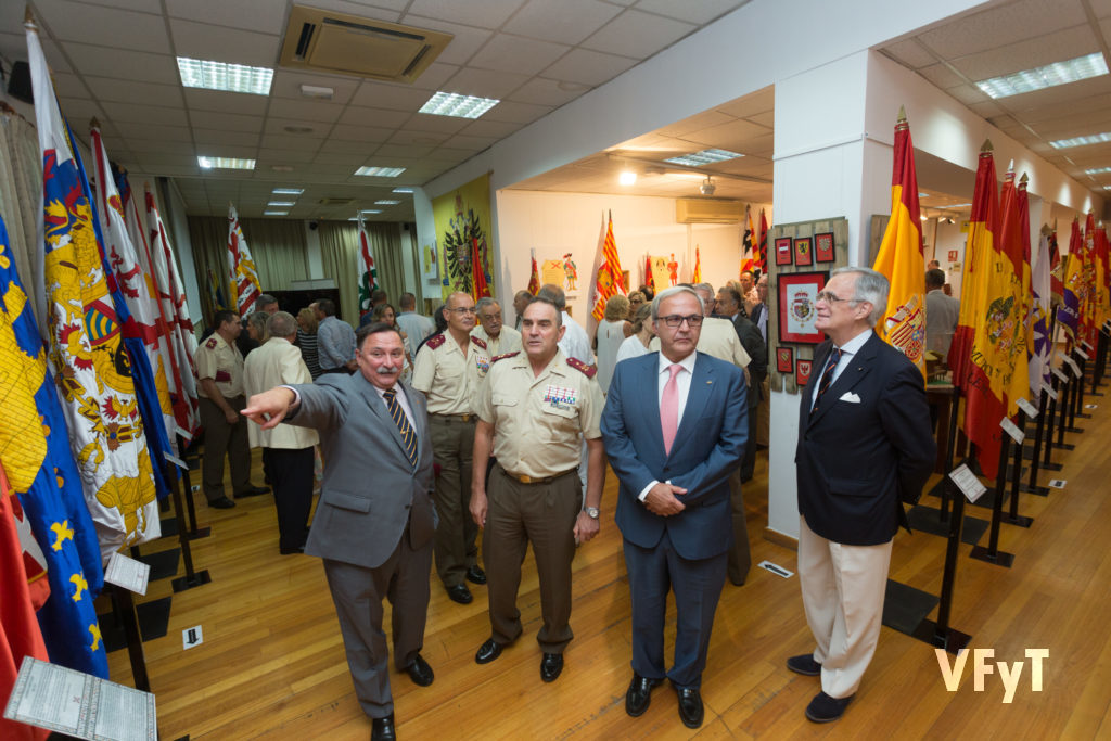 Momento de la inauguración. A la derecha de la imagen, José Fco. Ballester-Olmos, acompañando a las autoridades militares y al comisario de la muestra.