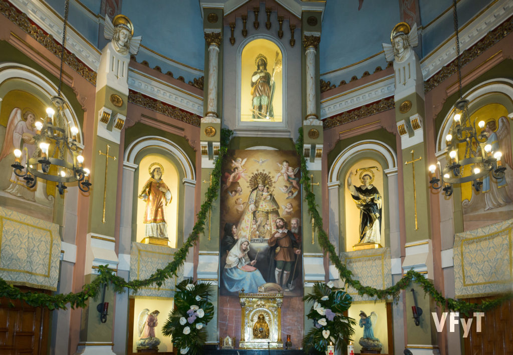 Altar mayor de la parroquia de San Isidro en fiesta