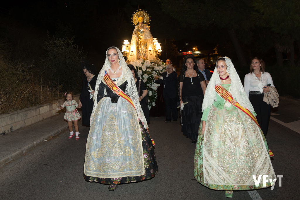 Raquel Alario y Clara Mª Parejo en la procesión de la Virgen de los Desamparados en el barrio de San Isidro