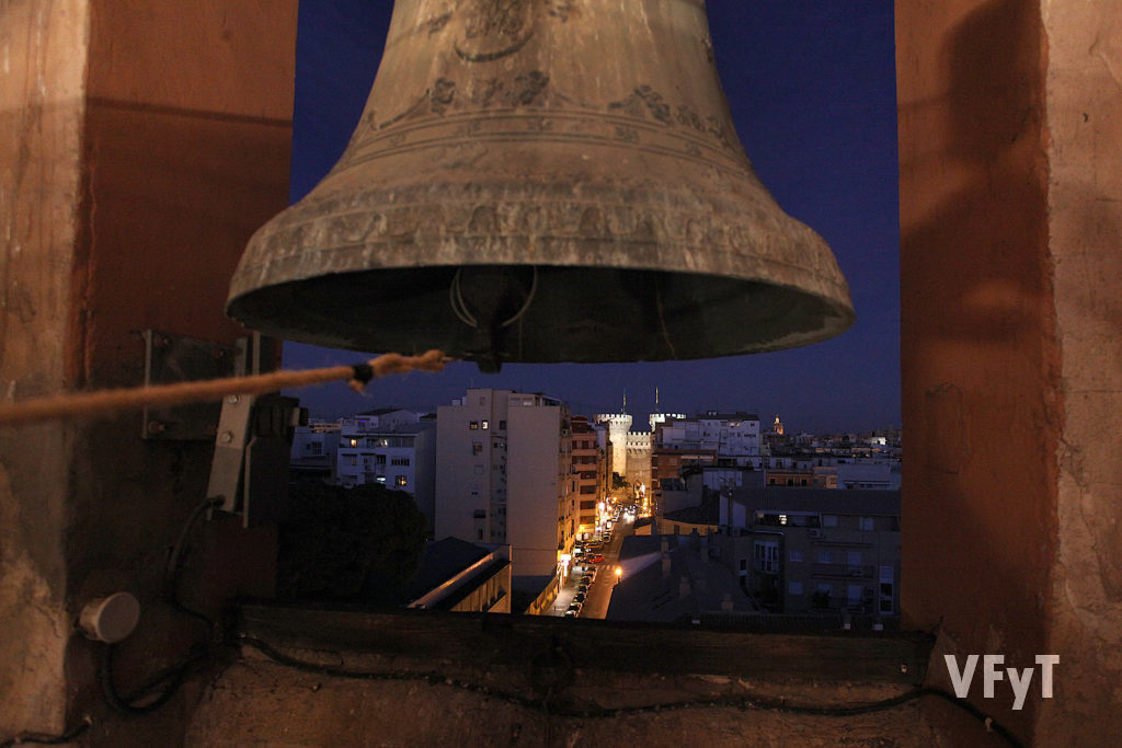 Vista nocturna desde el campanario de San Miguel y San Sebastián donde Mestres Campaners realizan toques manuales. Foto de Manolo Guallart.