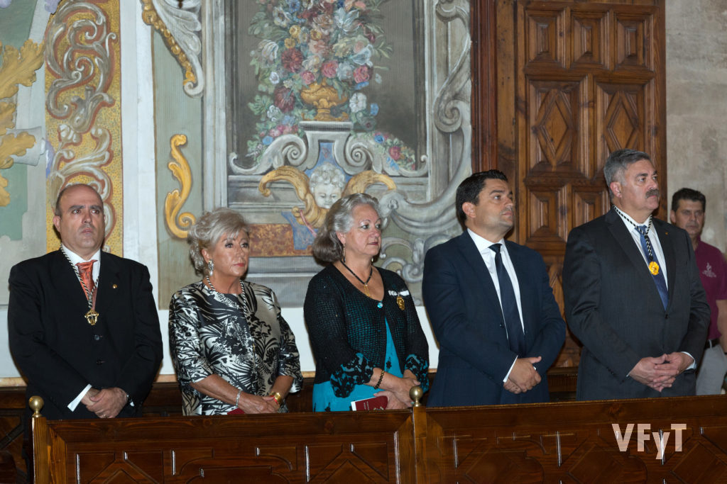 Javier Doménech (presidente del altar del Tossal, Mª José Garrido (Clavariesa Mayor), Carmela Morell (Honorable Clavariesa), José Manuel Pagán (orador) y Manuel Ferri (vicepresidente de JCV)
