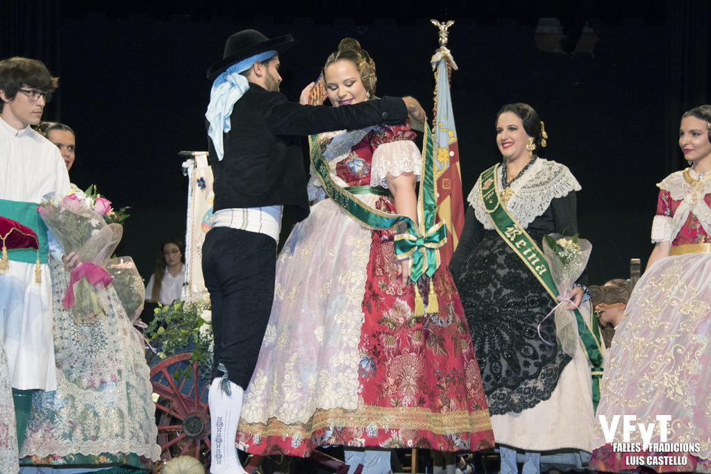 Manuel García Pardo impone la banda a Paula Patricio Lloria como Reina de L' Horta de Valencia 2018.