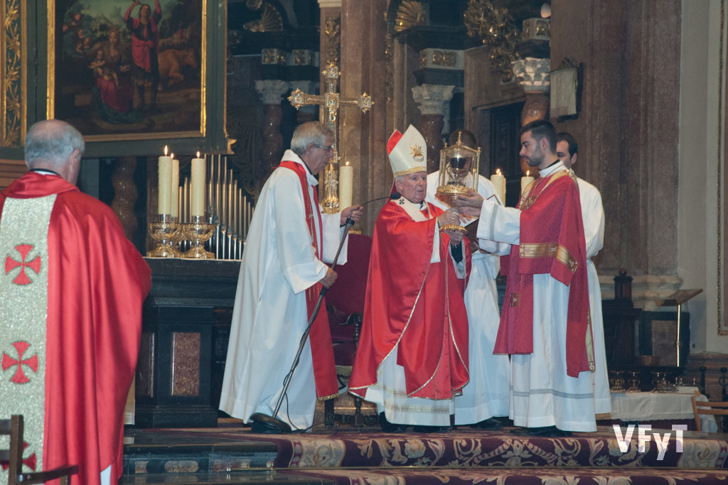 Bendición del arzobispo de Valencia, cardenal Antonio Cañizares, con el Santo Cáliz