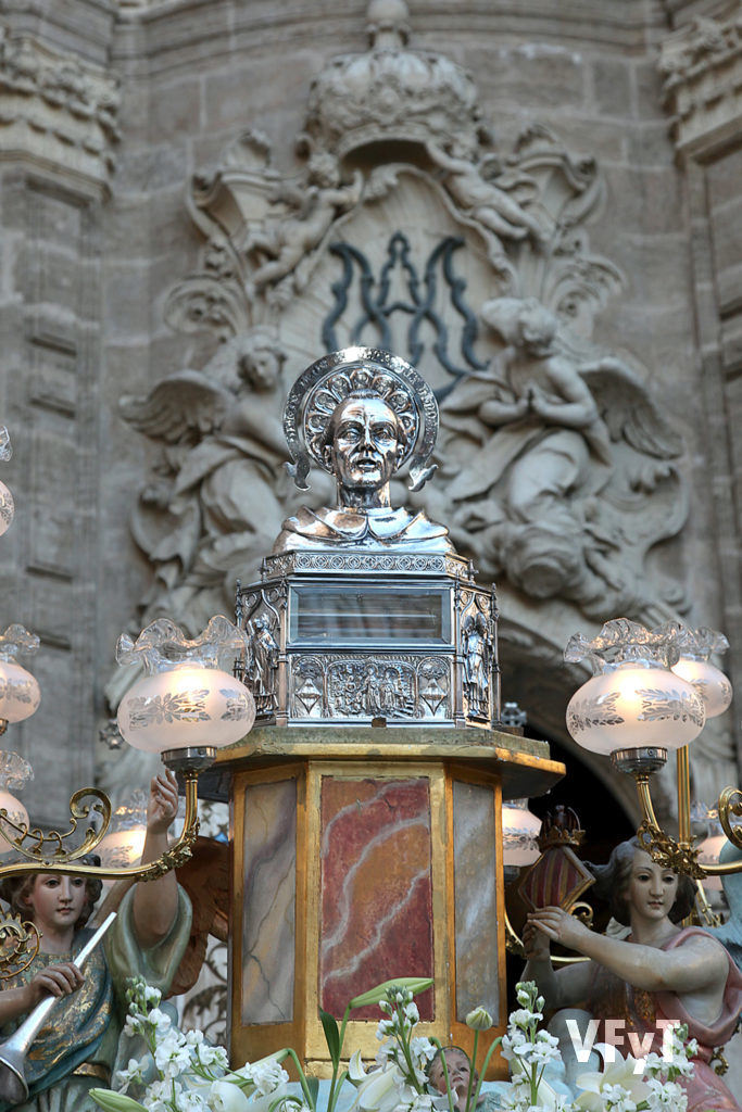 La mayor reliquia de San Vicente Ferrer en la procesión vespertina.