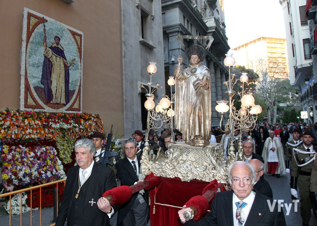 Los Caballeros Jurados de San Vicente Ferrer portan la imagen en la procesión. Paso ante la Casa Natalicia del santo.