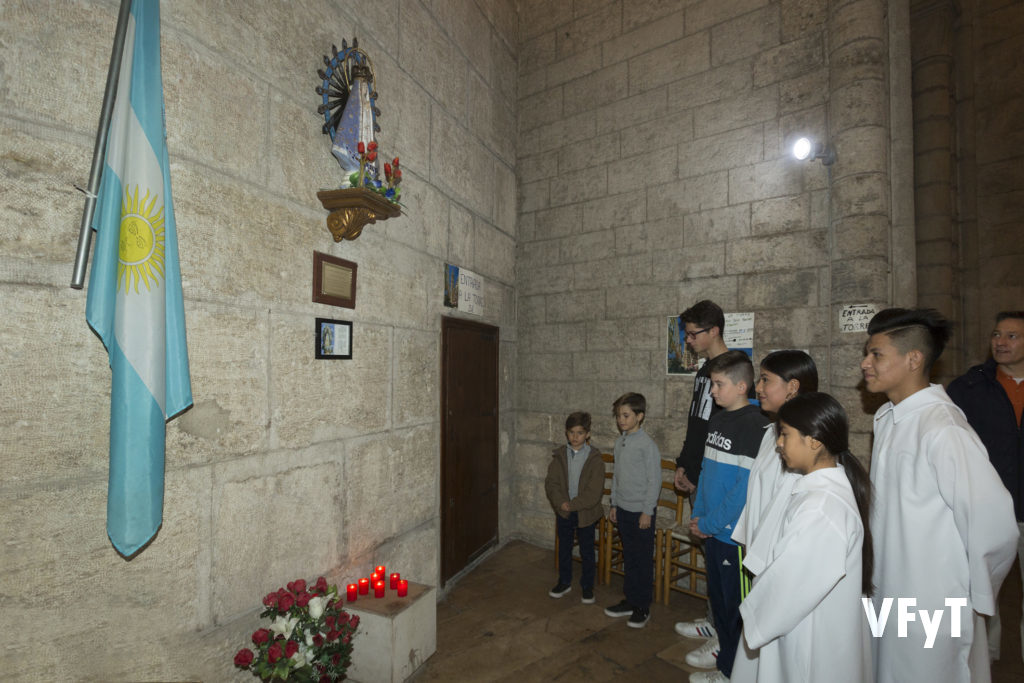 Rezo de jóvenes argentinos en la capilla de la Virgen de Luján.