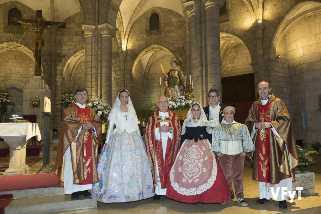 Los sacerdotes Operarios Diocesanos con los presidentes y falleras mayores de la comisión Falla Plaza Lope de Vega.
