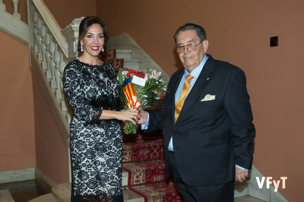 El presidente de la Real Sociedad de Agricultura y Deportes, Manuel Sánchez Luego, recibe a Mónica Duart.