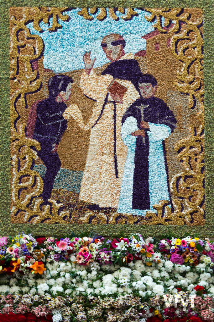 Tapiz realizado por Miguel Galbis, que se coloca por la fiesta en la fachada de la Casa Natalicia de San Vicente Ferrer.