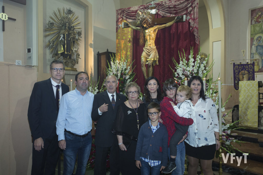 La clavariesa Amparo Ruiz-agraciada con acoger al Cristo del Salvador en su casa durante la Semana Santa- acompañada de su familia.