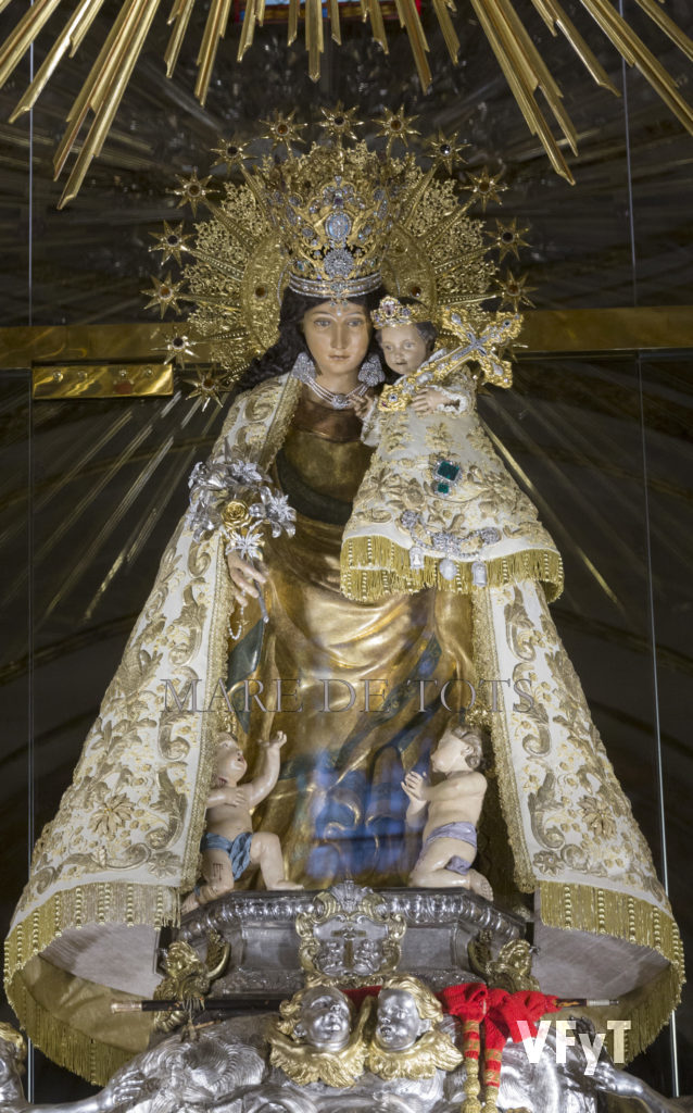 La Virgen de los Desamparados en la Basílica con la nueva iluminación directa. Foto de Manolo Guallart.