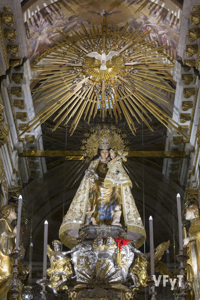 Altar mayor de la Basílica de Nuestra Señora de los Desamparados en Valencia (detalle central) . Foto de Manolo Guallart.