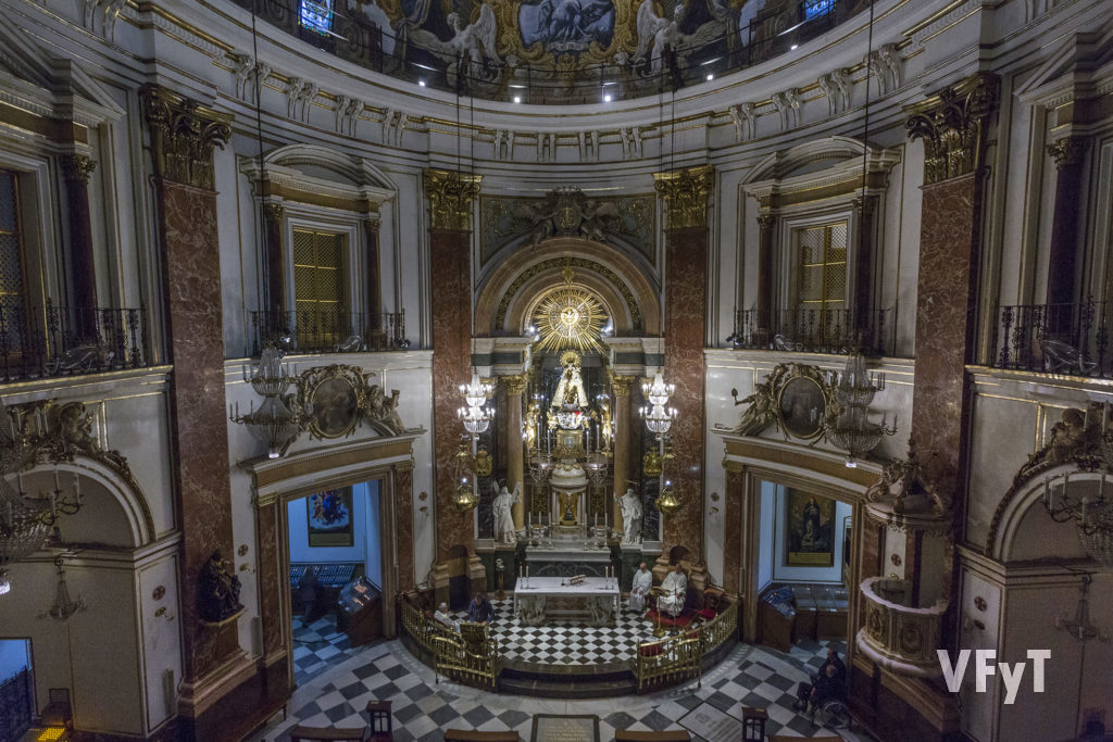 Panorámica desde el órgano de la Basílica durante la primera misa posterior a la nueva iluminación. Foto de Manolo Guallart.