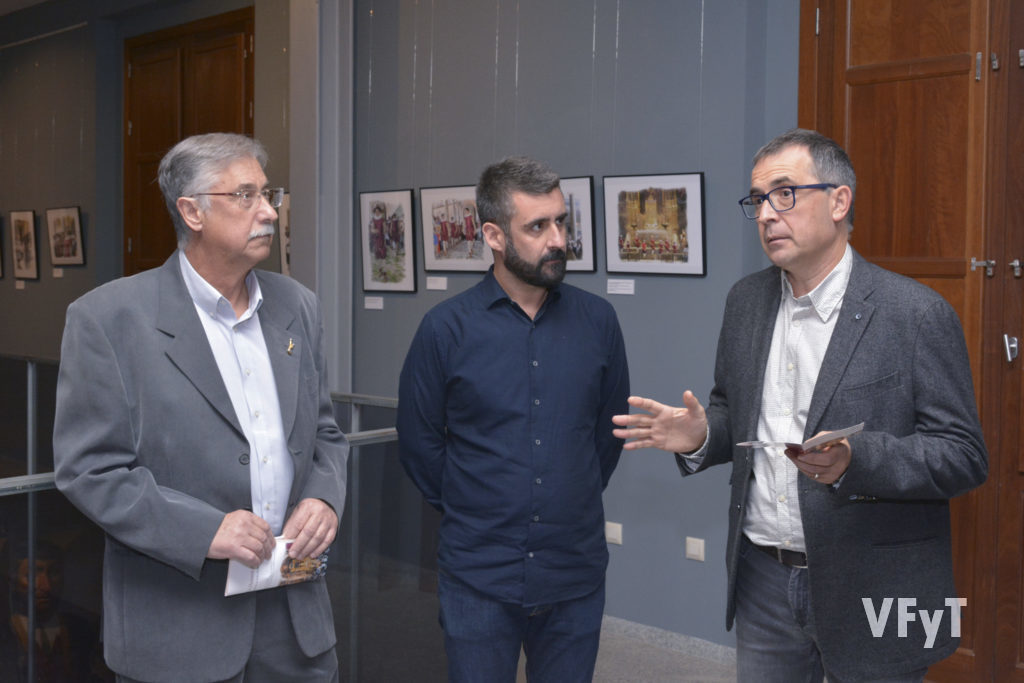 El artista Pedro Molero (dcha.) con Pere Fuset (concejal de cultura Festiva) y Gil Manuel Hernández (director de Museo del Corpus - Casa de las Rocas)