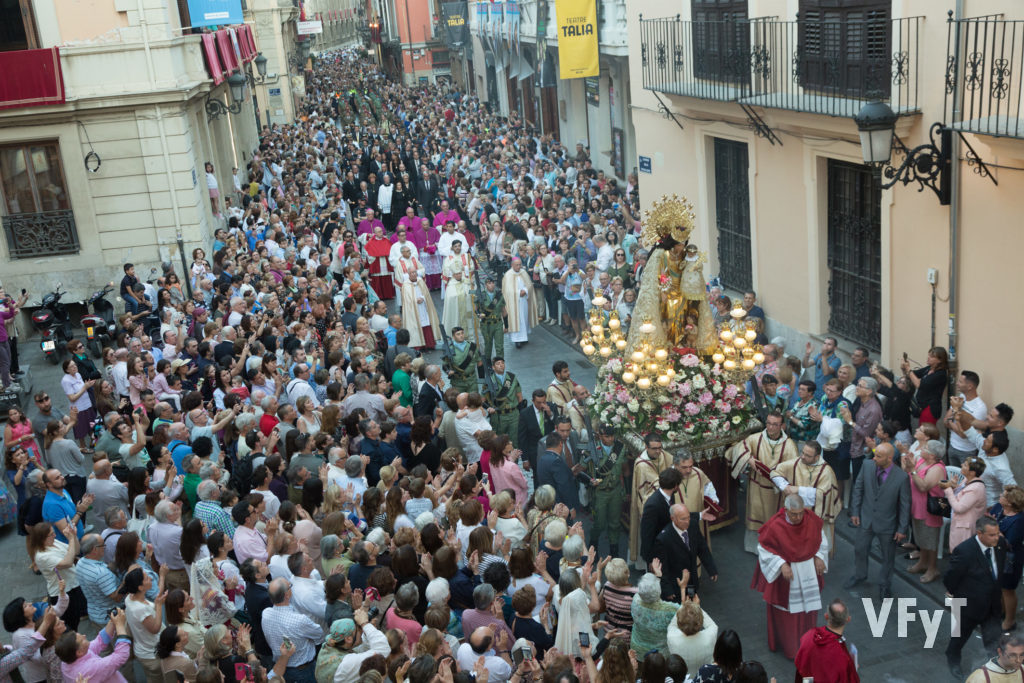 La solemne procesión de la Virgen de los Desamparados por la calle de Caballeros. Foto de Manolo Guallart.
