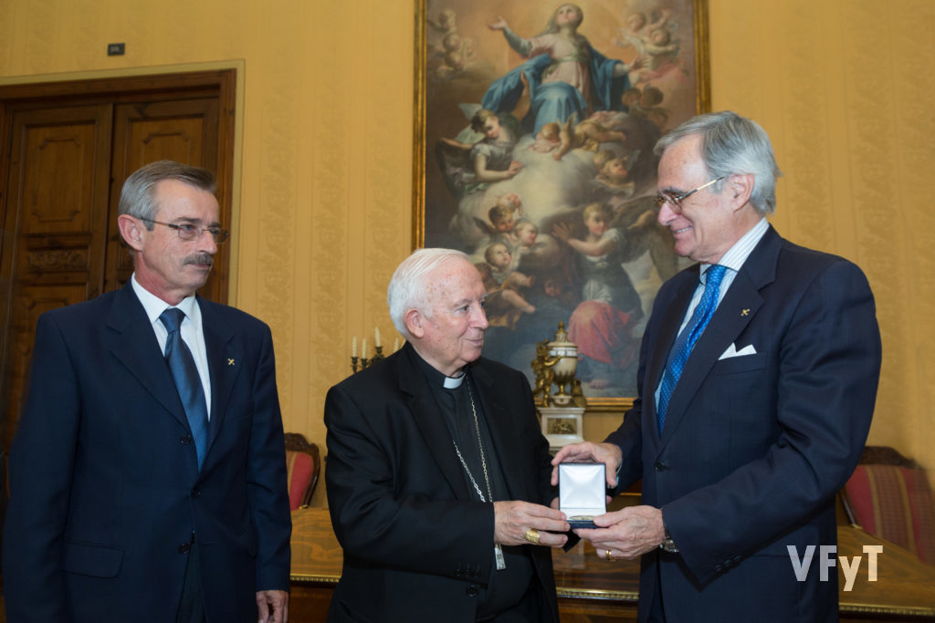 En octubre, el cardenal Cañizares recibió la primera medalla de la edición especial realizada por el Capítulo de Caballeros Jurados de San Vicente Ferrer con motivo del aniversario. Fotografía de Manolo Guallart.