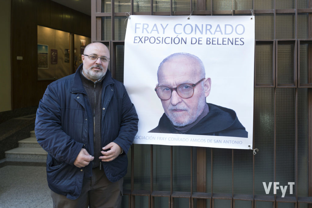 Manolo guallart, director de Valencia, Fiesta y Tradición, en la entrada del Convento de San José junto al cartel que presenta la Exposición de Belenes de Fray Conrado.