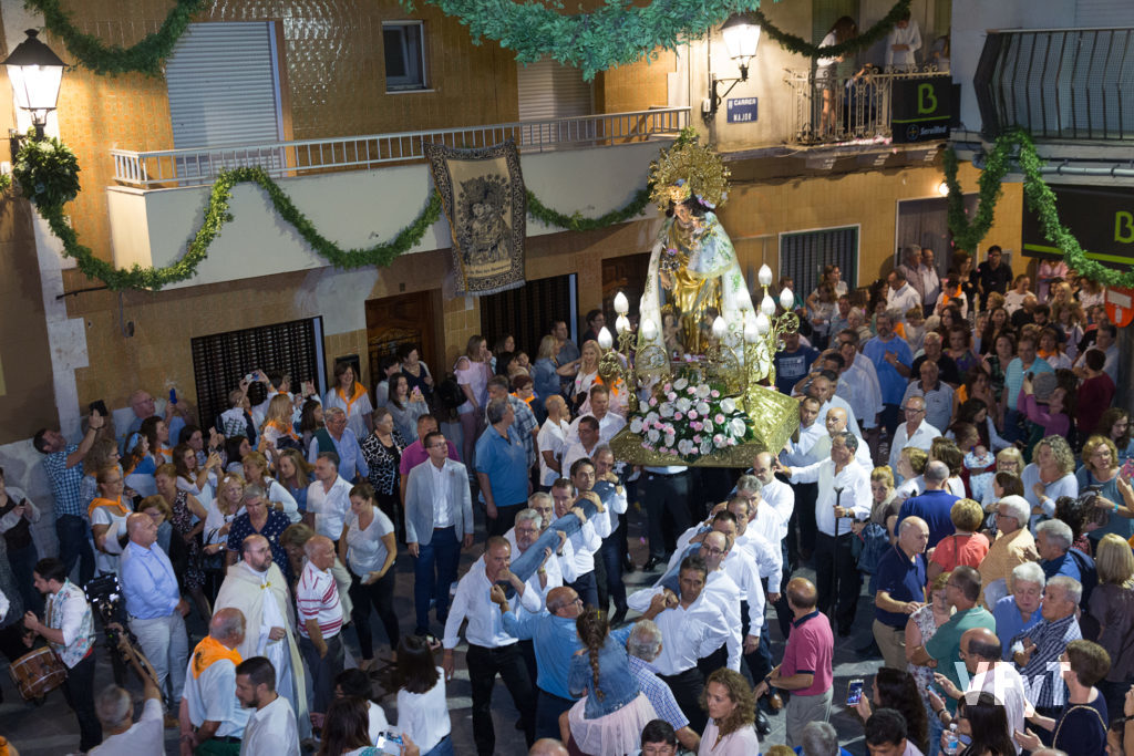 José Luis Albiach, dirigiendo a los portadores de la Virgen en la visita de la imagen peregrina a Náquera. Foto de Manolo Guallart.