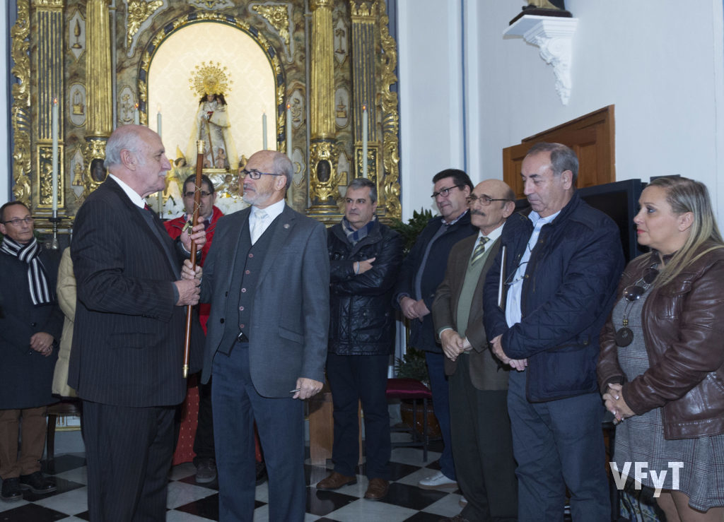 Juan Arturo Devís entrega el bastón de mando a José Luis Albiach, nuevo presidente de la Hermandad de Seguidores de la Virgen. Foto de Manolo Guallart.