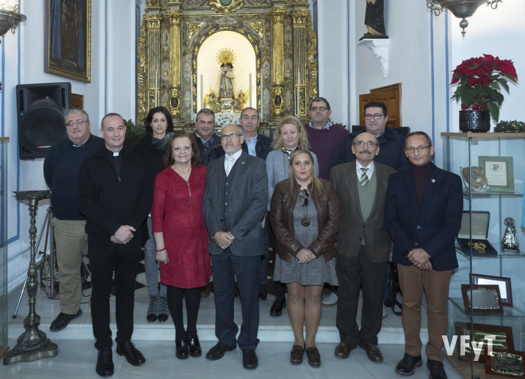 La nueva directiva de la Hermandad de Seguidores de la Virgen, con Álvaro Almenar, vice-rector de la Basílica. Foto de Manolo Guallart.